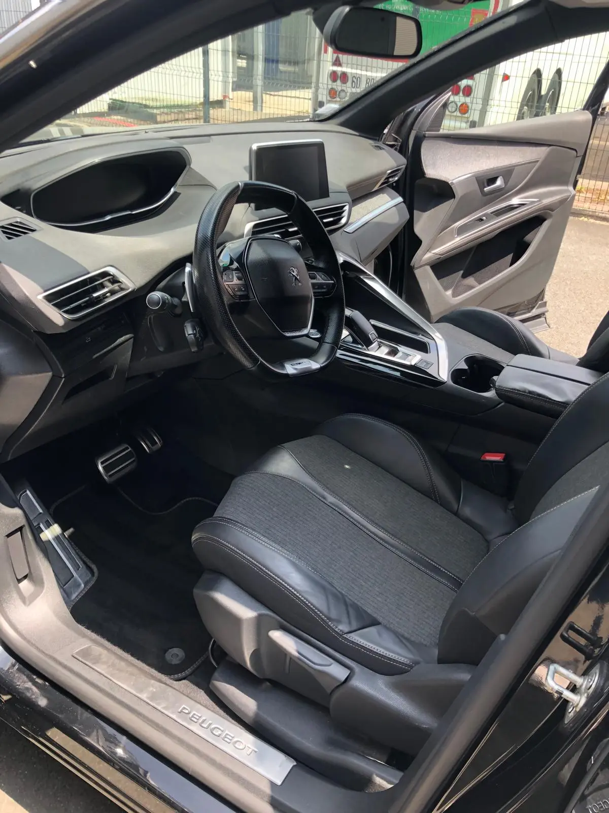 Detailing intérieur de véhicule à domicile – nettoyage des sièges, tapis et plastiques