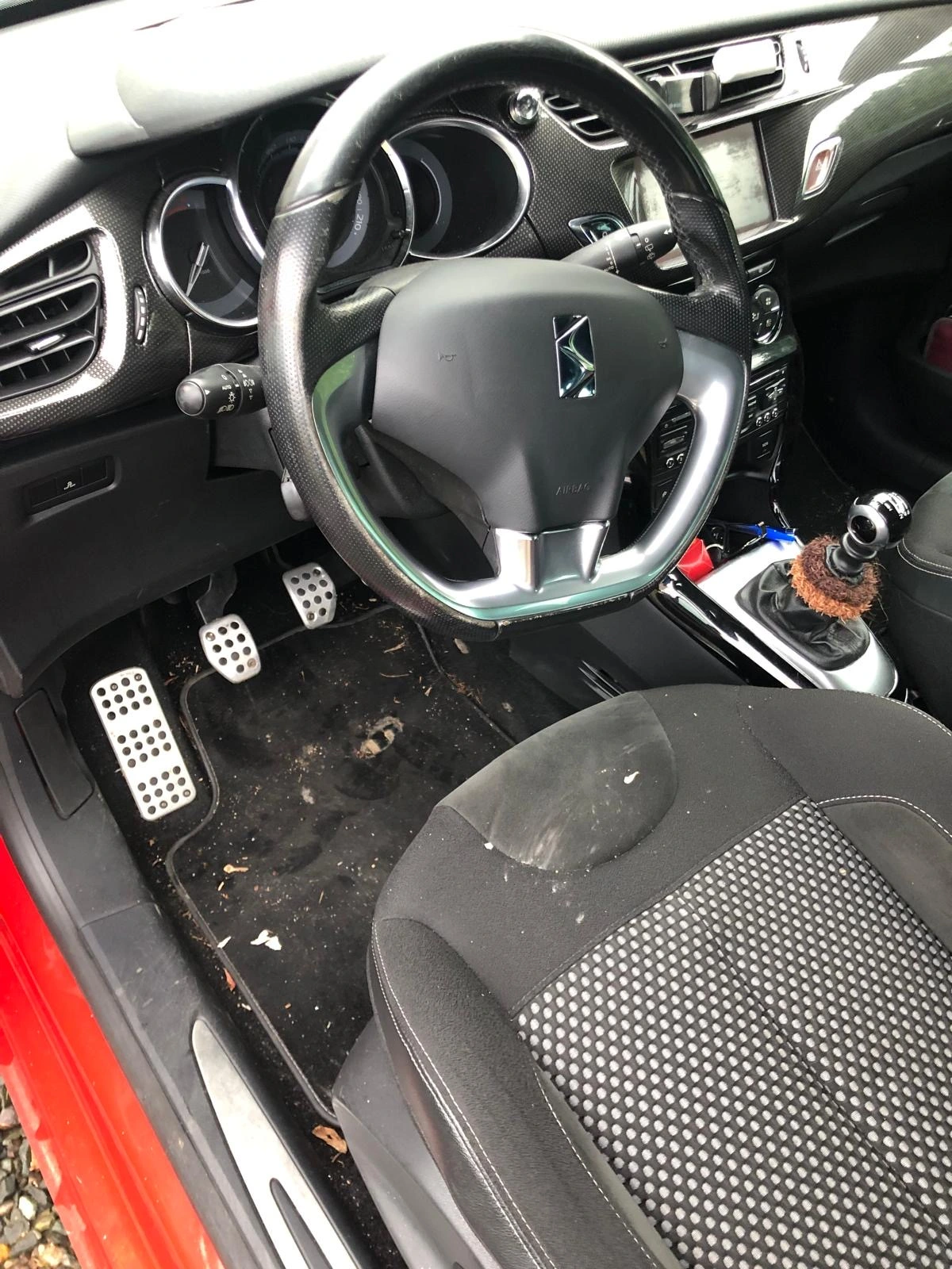 Intérieur de voiture avant nettoyage - Mister Cleaner 49